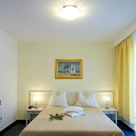מלון Hotel Central מאמאיה